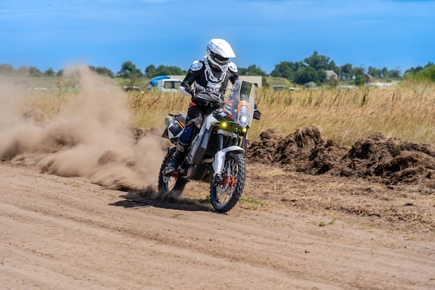 Een motocrossrijder die op een extreem stofpad rijdt