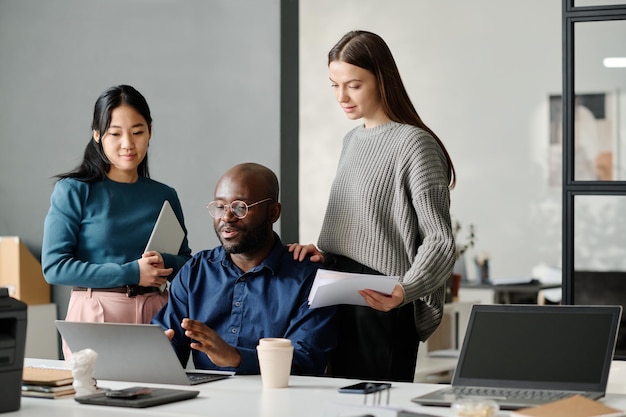 Een multi-etnisch team bespreekt de bedrijfsstrategie