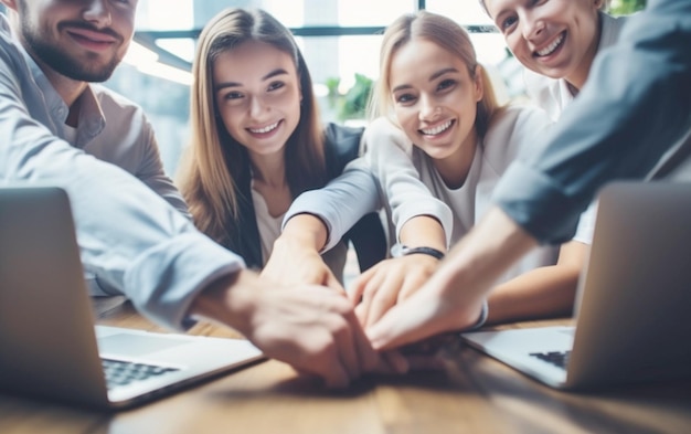 Een multiracial team dat met technologie samenwerkt