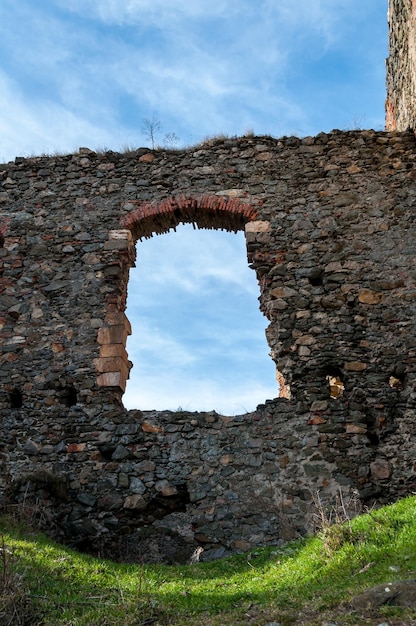 Foto een muur met een raam van het fort van soimos. gebouwd in 1278