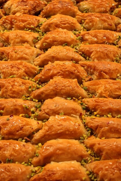 Een muur van eten waar veel baklava op zit