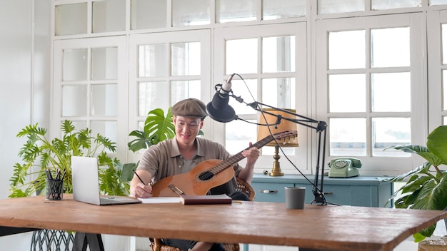 Een muzikant schrijft een nummer in de thuisstudio