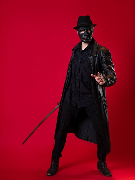 Een mysterieuze ninja-moordenaar in noir-stijl, een man in zwartleren kleding