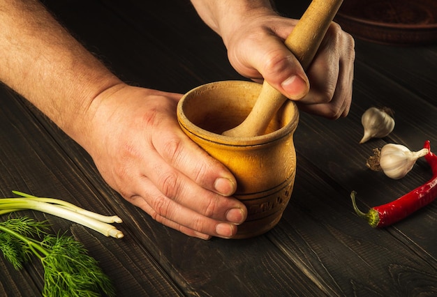 Een nationaal gerecht koken in de keuken