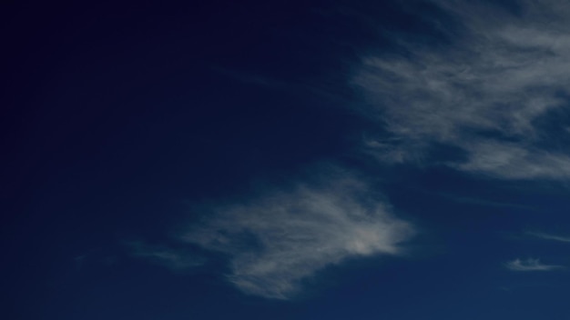 Een natuur achtergrond witte wolken boven de blauwe hemel