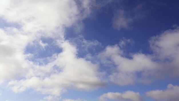 Een natuur achtergrond witte wolken boven de blauwe hemel