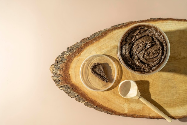 Een natuurlijke chocoladescrub voor lichaamsverzorging voor spa-behandelingen liggend op een houten bord
