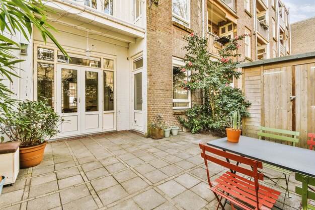 Een nette patio met zitplaats.