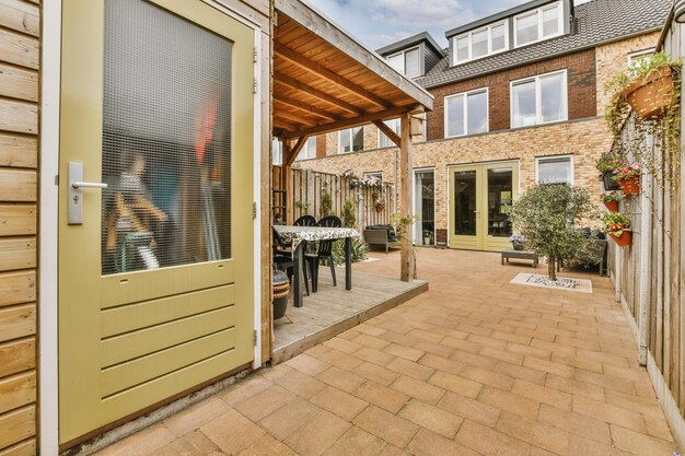 Een nette patio met zitplaats.