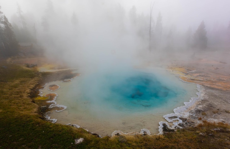 Foto een nevelrijke ochtend bij een van de vele geysers in yellowstones.