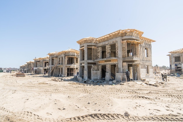 Een nieuw huis in aanbouw in de woestijn