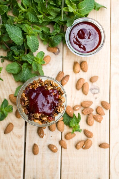 Een nuttige en gezonde muesli muesli en bessenjam