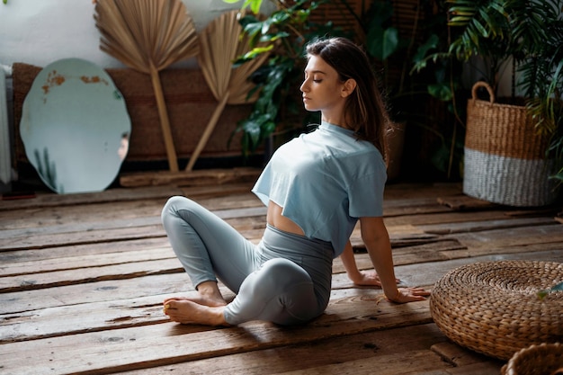 Een nuttige sport voor elke leeftijd De trainer doet de asana-houdingsoefening Een gezonde levensstijl en een flexibel lichaam Een vrouw doet yoga in een fitnessstudio Comfortabele kleding sporten