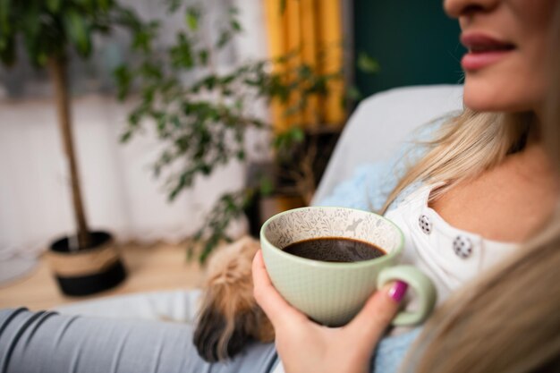 Een ochtend met koffie en een viervoetige hondenvriend.