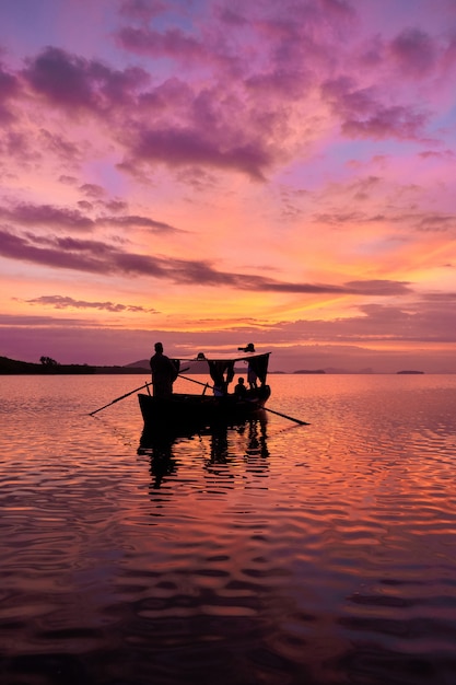 Foto een ochtendcruise met lokale gondel van thung yee peng, ko lanta, krabi, thailand.