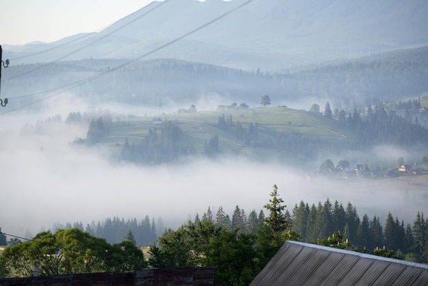 Een ochtendlicht in de bergen, het dorp wordt geel gemarkeerd in de mist