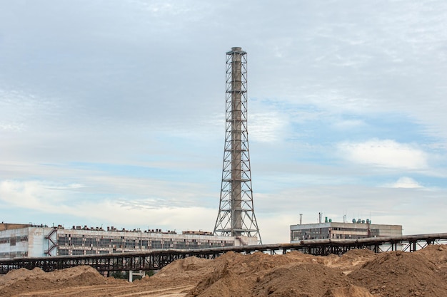 Een olie- en gastechniek en industriële constructie Panorama van de fabriek