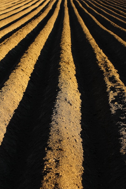 Een omgeploegd veld Een voor aanleggen in een akkerland, voorbereiding voor het planten van gewassen in het voorjaar