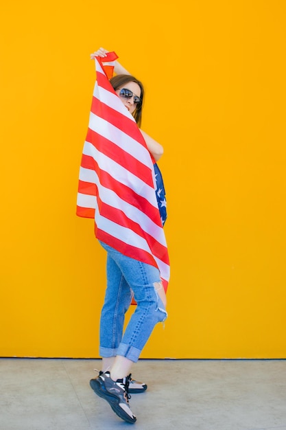 Een onafhankelijkheidsdag vieren Stars and Stripes Jonge vrouw met de vlag van de Verenigde Staten