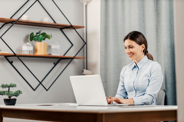 Een ondernemer in het thuiskantoor werkt op een laptop