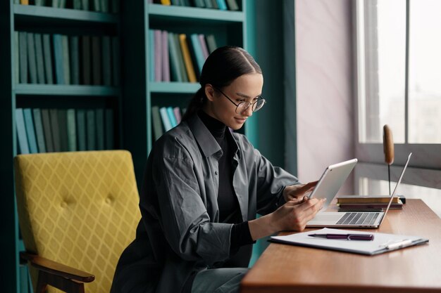 Een ondernemer met een tablet en een onthaarde kantoormedewerker werkt aan de resultaten