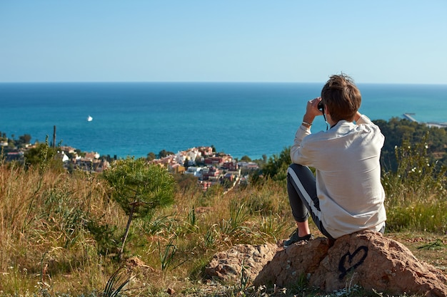 Een ondiepe focus shot van een jonge man uit Spanje