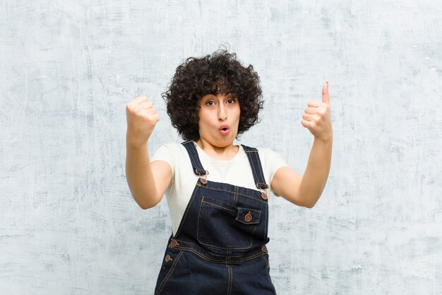 Foto een ongelofelijk succes vieren als een winnaar, kijk opgewonden en blij zeg dat neem dat!