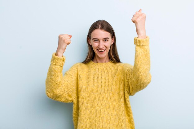 een ongelooflijk succes vieren als een winnaar die er opgewonden en blij uitziet en zegt: neem dat