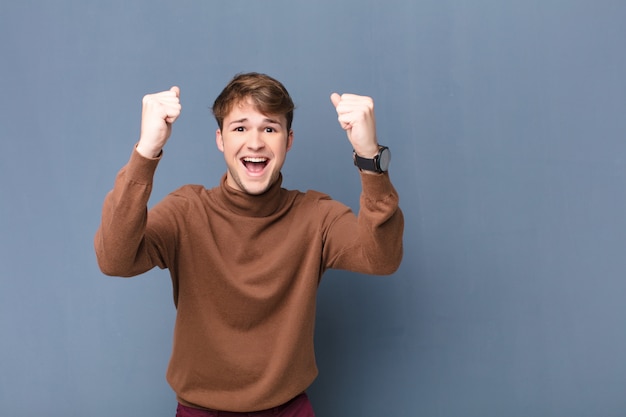 een ongelooflijk succes vieren als een winnaar, kijk opgewonden en blij om te zeggen, neem dat!