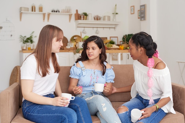 Een ongelukkige vrouw praat over haar problemen met haar vrienden thuis Het concept van vriendschap en steun