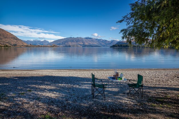 Een ontbijtpicknick bereiden aan de oever van Lake Wanaka