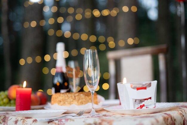 Een ontmoeting van geliefden een romantisch diner bij kaarslicht en een glas champagne met zoetigheden