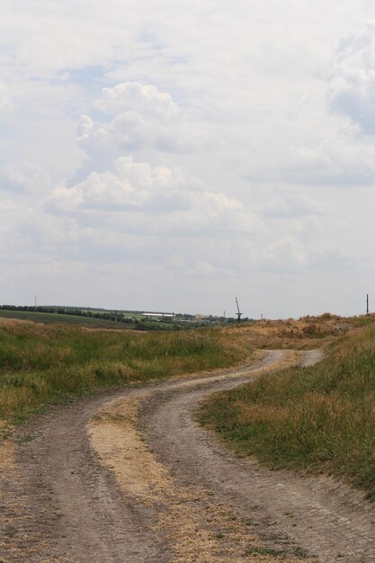 Foto een onverharde weg door een grasveld