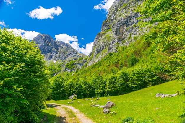 Een onverharde weg door een schilderachtige vlakte tussen de hoge bergen