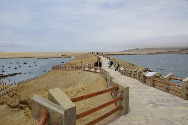 Een onverharde weg met een hek in het Paracas National Park Peru