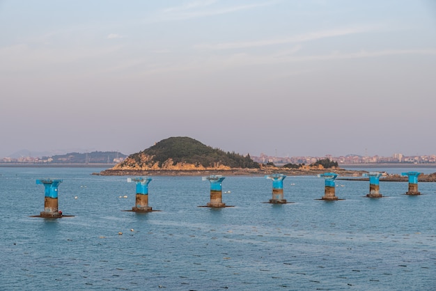 Een onvoltooide pier van een brug over zee