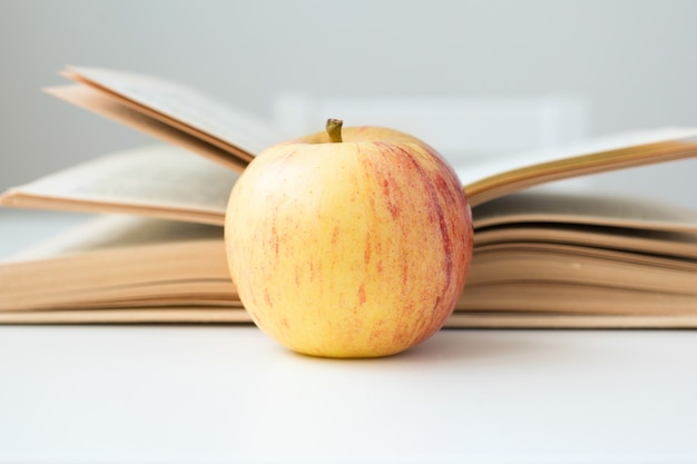 Foto een open boek staat op tafel