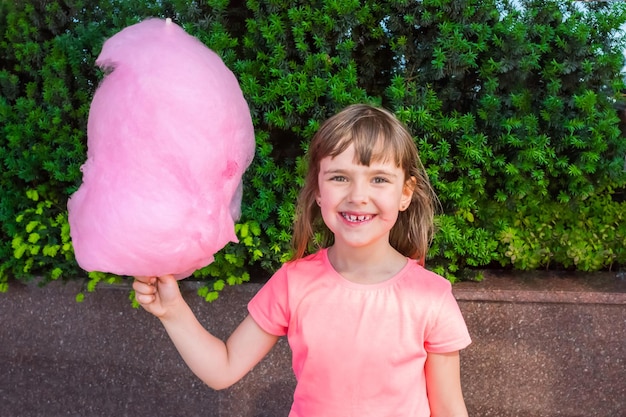 Een open portret van een schattig lachend meisje met suikerspin Sweets caramel