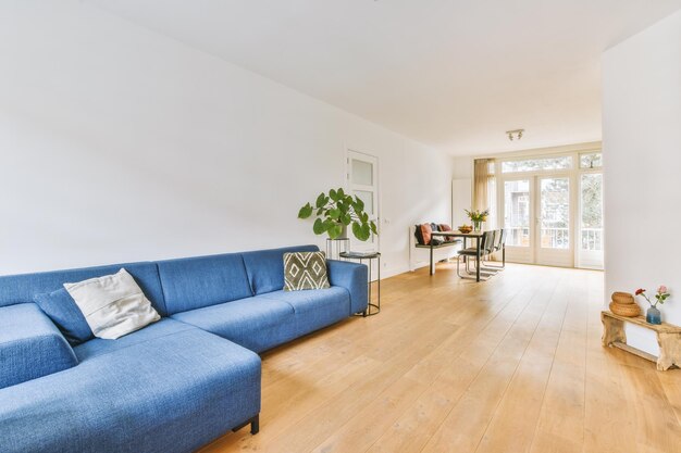 Een open ruimte appartement met een woonkamer en een eethoek in een modern huis