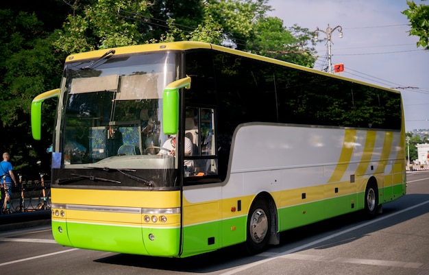 Een openbaar vervoermiddel, stadsbus op de straatweg