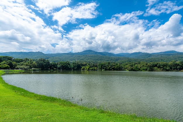 Een openbare plaats vrije tijd reizen landschap uitzicht op het meer bij Ang Kaew Chiang Mai University en Doi Suthep natuur bos Uitzicht op de bergen lente bewolkte hemelachtergrond met witte wolk