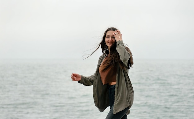 Een openhartig portret van een sterke, onafhankelijke, zorgeloze vrouw met vloeiend haar tegen de achtergrond van t