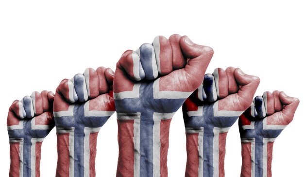 Een opgeheven vuist van demonstranten beschilderd met de Noorse vlag