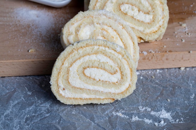 Een opgerold broodje van zachte cake en zoete wrongelvulling