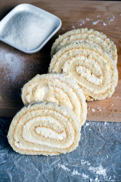 Een opgerold broodje van zachte cake en zoete wrongelvulling