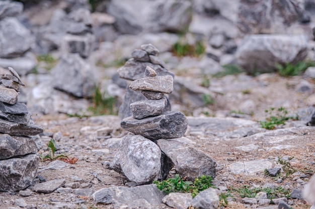 Een opgevouwen toren van stenen. Grijze kasseien in een stapel. Mijnbouw. Het marmer is onbehandeld