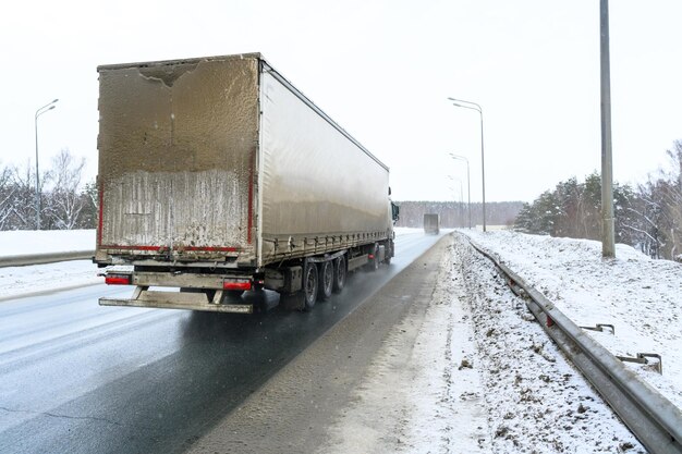 Een oplegger, een vrachtwagen, een oplegger, een trekker en een oplegger voor het vervoer van goederen