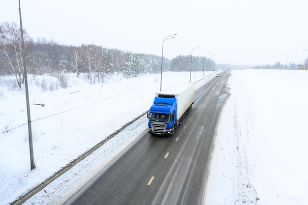 Een oplegger, een vrachtwagen, een oplegger, een trekker en een oplegger voor het vervoer van goederen