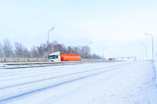 Een oplegger vrachtwagen oplegger trekker en oplegger om vracht te vervoeren