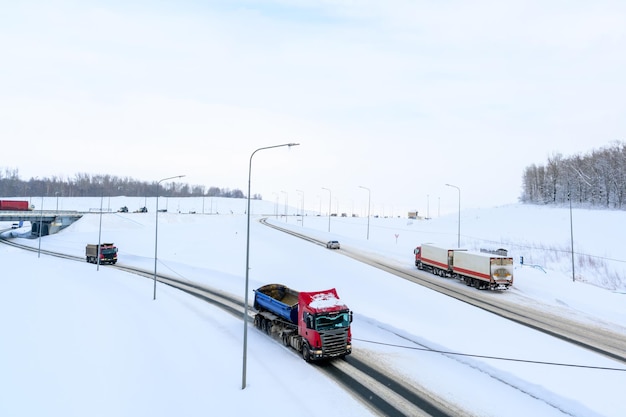 Een oplegger vrachtwagen oplegger trekker en oplegger om vracht te vervoeren